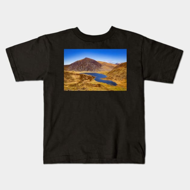 Pen yr Ole Wen and Llyn Idwal Kids T-Shirt by dasantillo